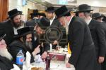 חלוקת שקל הטהור דורך  הגה"צ אב"ד סאטמאר ירושלים שליט"א