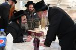 חלוקת שקל הטהור דורך  הגה"צ אב"ד סאטמאר ירושלים שליט"א