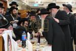 חלוקת שקל הטהור דורך  הגה"צ אב"ד סאטמאר ירושלים שליט"א