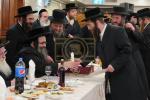 חלוקת שקל הטהור דורך  הגה"צ אב"ד סאטמאר ירושלים שליט"א