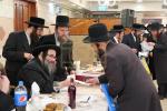 חלוקת שקל הטהור דורך  הגה"צ אב"ד סאטמאר ירושלים שליט"א