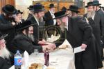 חלוקת שקל הטהור דורך  הגה"צ אב"ד סאטמאר ירושלים שליט"א