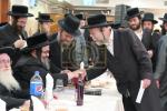 חלוקת שקל הטהור דורך  הגה"צ אב"ד סאטמאר ירושלים שליט"א