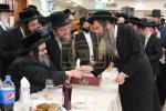 חלוקת שקל הטהור דורך  הגה"צ אב"ד סאטמאר ירושלים שליט"א
