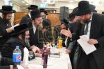 חלוקת שקל הטהור דורך  הגה"צ אב"ד סאטמאר ירושלים שליט"א