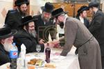 חלוקת שקל הטהור דורך  הגה"צ אב"ד סאטמאר ירושלים שליט"א