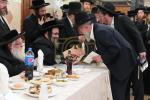 חלוקת שקל הטהור דורך  הגה"צ אב"ד סאטמאר ירושלים שליט"א