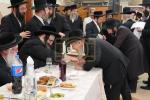 חלוקת שקל הטהור דורך  הגה"צ אב"ד סאטמאר ירושלים שליט"א