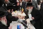 חלוקת שקל הטהור דורך  הגה"צ אב"ד סאטמאר ירושלים שליט"א