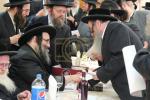 חלוקת שקל הטהור דורך  הגה"צ אב"ד סאטמאר ירושלים שליט"א