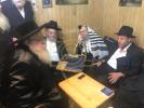 Main image for כ"ק אדמו"ר מצאנז קלויזענבורג שליט"א ביים מנחם אבל זיין משפחת שיינער ע"פ אמם 
