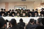 Main image for כ"ק אדמו"ר מוויזניץ שליט"א איז זיך משתתף ביים שמחת השבע ברכות בבית גור 