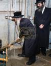מעמד יצקת הבורת בבית מדרש קהל יטב לב בארא פארק - אויף די 58 סטריט
