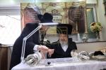 מעמד הכנסת ספר תורה דורך קיבוץ שבת אחים דחסידי גור