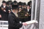 כ"ק אדמו"ר מסאטמאר שליט"א ביים ציון פון אדמור"י סאטמאר זי"ע לרגל השמחת החתונה פון נכדו 
