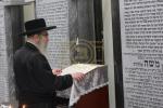 כ"ק אדמו"ר מסאטמאר שליט"א ביים ציון פון אדמור"י סאטמאר זי"ע לרגל השמחת החתונה פון נכדו 