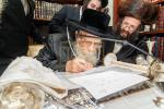 הכנסת ספר תורה אין בית המדרש הגדול ספינקא דורך כ"ק אדמו"ר מספינקא שליט"א לז"נ זיין שווער כ"ק אדמו"ר מ'טאמאשוב זצ"ל