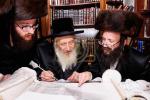 הכנסת ספר תורה אין בית המדרש הגדול ספינקא דורך כ"ק אדמו"ר מספינקא שליט"א לז"נ זיין שווער כ"ק אדמו"ר מ'טאמאשוב זצ"ל