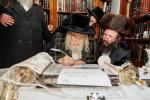 הכנסת ספר תורה אין בית המדרש הגדול ספינקא דורך כ"ק אדמו"ר מספינקא שליט"א לז"נ זיין שווער כ"ק אדמו"ר מ'טאמאשוב זצ"ל