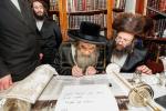 הכנסת ספר תורה אין בית המדרש הגדול ספינקא דורך כ"ק אדמו"ר מספינקא שליט"א לז"נ זיין שווער כ"ק אדמו"ר מ'טאמאשוב זצ"ל