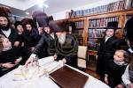 הכנסת ספר תורה אין בית המדרש הגדול ספינקא דורך כ"ק אדמו"ר מספינקא שליט"א לז"נ זיין שווער כ"ק אדמו"ר מ'טאמאשוב זצ"ל