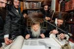 הכנסת ספר תורה אין בית המדרש הגדול ספינקא דורך כ"ק אדמו"ר מספינקא שליט"א לז"נ זיין שווער כ"ק אדמו"ר מ'טאמאשוב זצ"ל