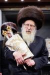 הכנסת ספר תורה אין בית המדרש הגדול ספינקא דורך כ"ק אדמו"ר מספינקא שליט"א לז"נ זיין שווער כ"ק אדמו"ר מ'טאמאשוב זצ"ל