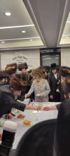 כ"ק אדמו"ר מסאטמאר שליט"א בקביעות מזוזה בבית המדרש סאטמאר אויף די 45סטע גאס אין בארא פארק 