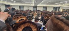 כ"ק אדמו"ר מסאטמאר שליט"א בקביעות מזוזה בבית המדרש סאטמאר אויף די 45סטע גאס אין בארא פארק 