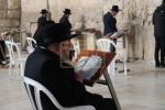 הגאון רבי מלכיאל קאטלער שליט"א ר"י בית המדרש גבוה ביים מתפלל זיין ביים כותל המערבי 