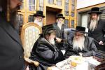כ"ק אדמו"ר מוויזניץ שליט"א באזוכט ביי כ"ק אדמו"ר מצאנז שליט"א 