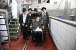 כ"ק ראב"ד ירושלים שליט"א באזוכט אין די שעכט הויז  גלאט עוף וועכע איז אינטער די השגחה פונעם ראב"ד 