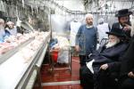 כ"ק ראב"ד ירושלים שליט"א באזוכט אין די שעכט הויז  גלאט עוף וועכע איז אינטער די השגחה פונעם ראב"ד 