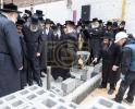 באזוך פון הגה"צ אב"ד סאטמאר ירושלים שליט"א אין אנטווערפן לרגל לרגל הנחת אבן הפינה פארן נייעם בנין התלמוד תורה 