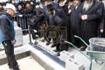 באזוך פון הגה"צ אב"ד סאטמאר ירושלים שליט"א אין אנטווערפן לרגל לרגל הנחת אבן הפינה פארן נייעם בנין התלמוד תורה 
