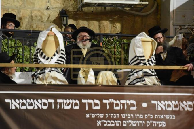 מסע הלוי' פון די צוויי ספרי תורה וועלכע זענען פארברענט געווארן דעם ...
