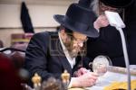 פולע גאלערי: מעמד סיום כתיבת אותיות אינעם ספר תורה וואס איז געשריבן געווארן דורך מתפללי בית המדרש הגדול דקהל יטב לב ד'סאטמר אין קרית יואל
