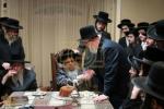 מעמד חלוקת תמיכה נכבדה פון צוויי טויזנט דאלאר פאר אינגערלייט וועלכע האבן זיך פארהערט אויף גרויסע מקצועות אין שלחן ערוך,וואס איז פארגעקומען בבית  כ"ק אדמו"ר מסאטמאר שליט"א 