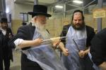 חבורה פון כ"ק אדמו"ר מוויזניץ שליט"א ביים מצות באקן 