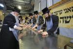 חבורה פון כ"ק אדמו"ר מוויזניץ שליט"א ביים מצות באקן 