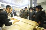 חבורה פון כ"ק אדמו"ר מוויזניץ שליט"א ביים מצות באקן 