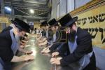 חבורה פון כ"ק אדמו"ר מוויזניץ שליט"א ביים מצות באקן 
