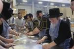 חבורה פון כ"ק אדמו"ר מוויזניץ שליט"א ביים מצות באקן 