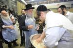 חבורה פון כ"ק אדמו"ר מוויזניץ שליט"א ביים מצות באקן 