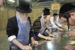 חבורה פון כ"ק אדמו"ר מוויזניץ שליט"א ביים מצות באקן 