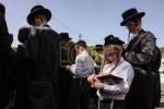 בעלזא חסידים ביים מתפלל זיין באתרא קדישא מירון לרפואת כ"ק אדמו"ר מבעלזא שליט"א 