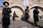 בעלזא חסידים ביים מתפלל זיין באתרא קדישא מירון לרפואת כ"ק אדמו"ר מבעלזא שליט"א 