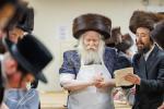 Main image for  בילדער גאלערי: פסח בחצר הקודש באבוב 