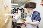  בילדער גאלערי: פסח בחצר הקודש באבוב 