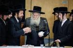  בילדער גאלערי: פסח בחצר הקודש באבוב 